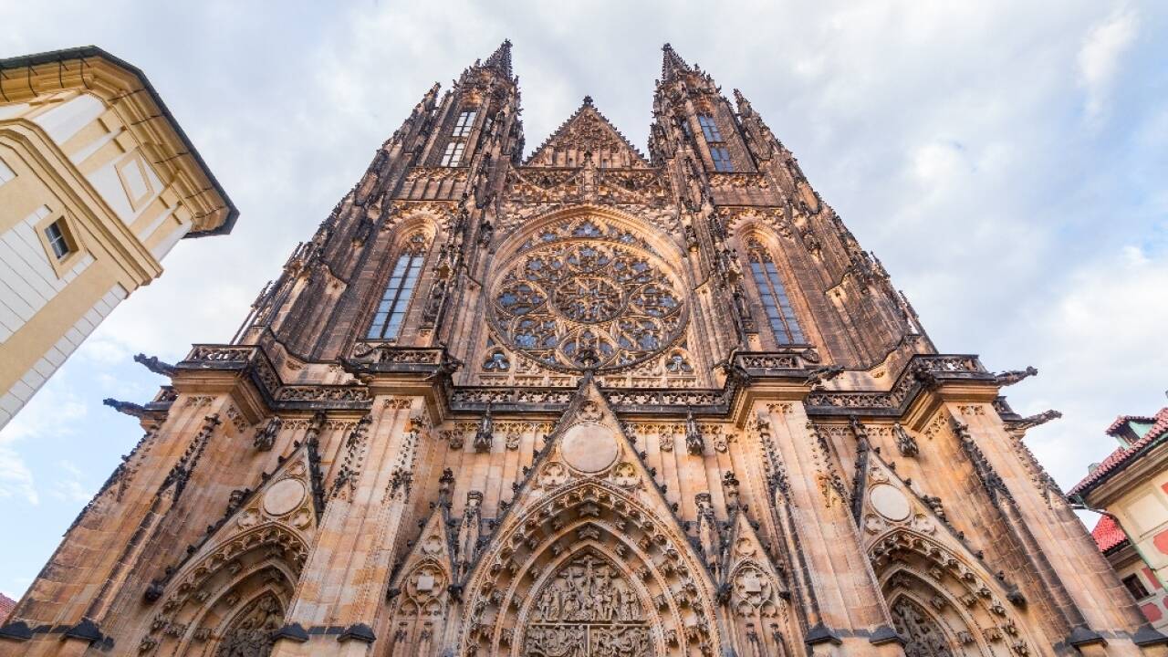 Oplev St. Vitus-katedralen, hvis historie går tilbage til det 9. århundrede. Fra toppen er der en dejlig udsigt over Prag.