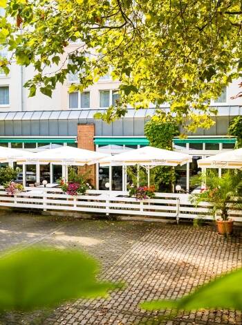 Genießen Sie die schöne Umgebung auf der Hotelterrasse.