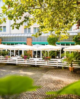 Nyd de skønne omgivelser på hotellets terrasse og slut dagen med en drink i lobbybaren