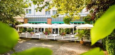 Nyd de skønne omgivelser på hotellets terrasse og slut dagen med en drink i lobbybaren