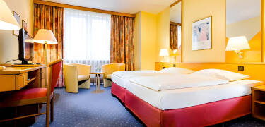 Die Zimmer sind groß und gemütlich. Sie werden einen erholsamen Schlaf geniessen können.