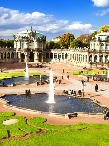 Ta en tur forbi denne imponerende barokkbygningen, hvor dere også kan se fantastiske malerier på Zwinger Museet.