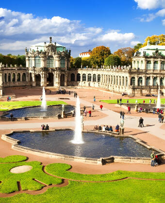 Tag en tur forbi denne imponerende barokbygning, hvor I også kan se fantastiske malerier på Zwinger Museet.