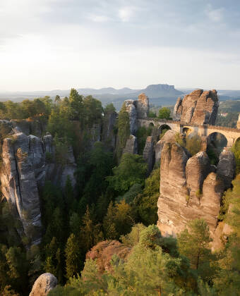 Fahren Sie zu den faszinierenden Felsen mit ihren kleinen Brücken und Treppen. Im Inneren finden Sie eine beeindruckende Steinburg.