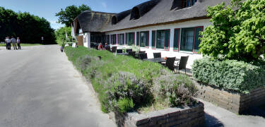 St. Binderup Kro offers three-star cosiness in rural surroundings close to the beautiful nature.