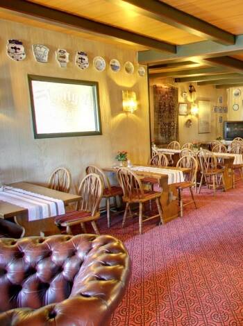 The cosy inn is decorated with many fine details and exudes history and atmosphere.