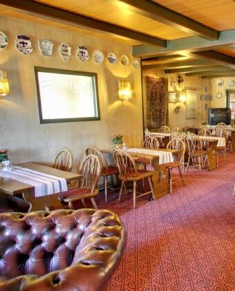 Den hyggelige krostue er indrettet med mange fine detaljer og emmer af historie og atmosfære.