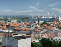 Aalborg ligger kun 30 minutter unna St. Binderup Kro og byr på forskjellige attraksjoner.