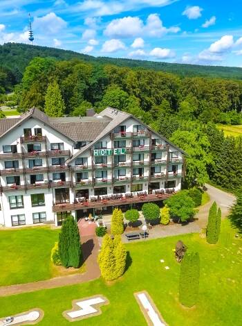 Wohlfühlhotel DER JÄGERHOF är ett 3-stjärnigt superiorhotell i naturparken Teutoburgerskogen/Eggegebirge i den romantiska kurorten Willebadessen.