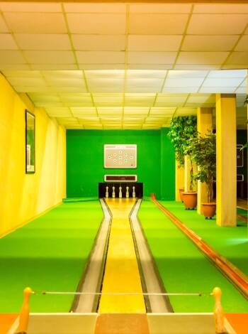 Spela bowling eller en omgång minigolf på hotellets egen bana.