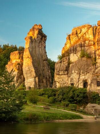 Teutoburgerskogen har mycket att erbjuda, från Externsteine och Hermannsdenkmal till Weserbergland, Corvey Castle, korsvirkesstaden Höxter och Paderborns katedral.