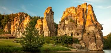 Ob Externsteine, Hermannsdenkmal, Weserbergland, Schloss Corvey, die Fachwerkstadt Höxter oder der Paderborner Dom: Der Teutoburger Wald bietet unzählige Sehenswürdigkeiten und Attraktionen.