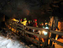 Bege er ner genom de långa gångarna till underjordens kyliga inre, i den flera hundra år gamla gruvan, Kleva Gruva.
