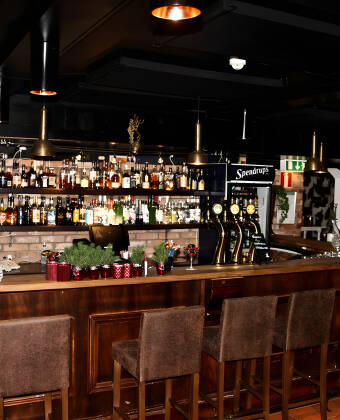 Nyd afslappende stunder og hyggelige samtaler, med en drink I hotellets stemningsfulde bar.