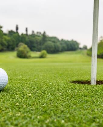 Ud over hele det smålandske landskab er den ene smukke golfbane efter den anden strøet med løs hånd.