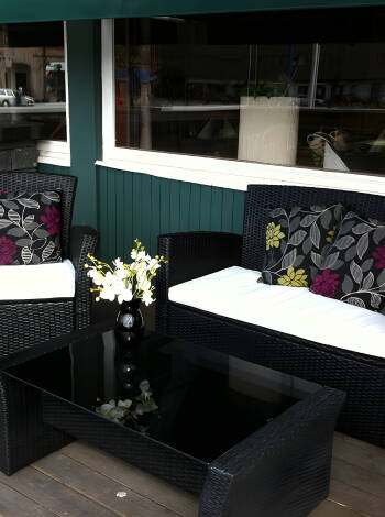 Genießen Sie gemütliche Momente auf der schönen Terrasse des Hotels.