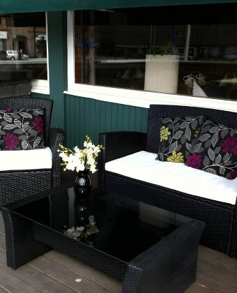 Nyt et avslappende stund på hotellets nydelige terrasse.