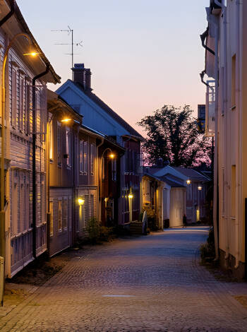 Machen Sie einen Ausflug in die Stadt Eksjö im Hochland von Småland, die gemütliche Straßen, Museen und alte Bauernhöfe bietet.