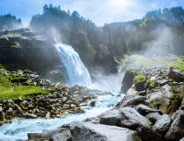 Upplev bruset från Österrikes högsta vattenfall, Krimmler vattenfall, som är 380 m högt!