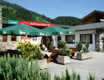 På hotellet serveres god østerriksk mat som enten kan nytes i restauranten eller på den hyggelige terrassen i hagen.