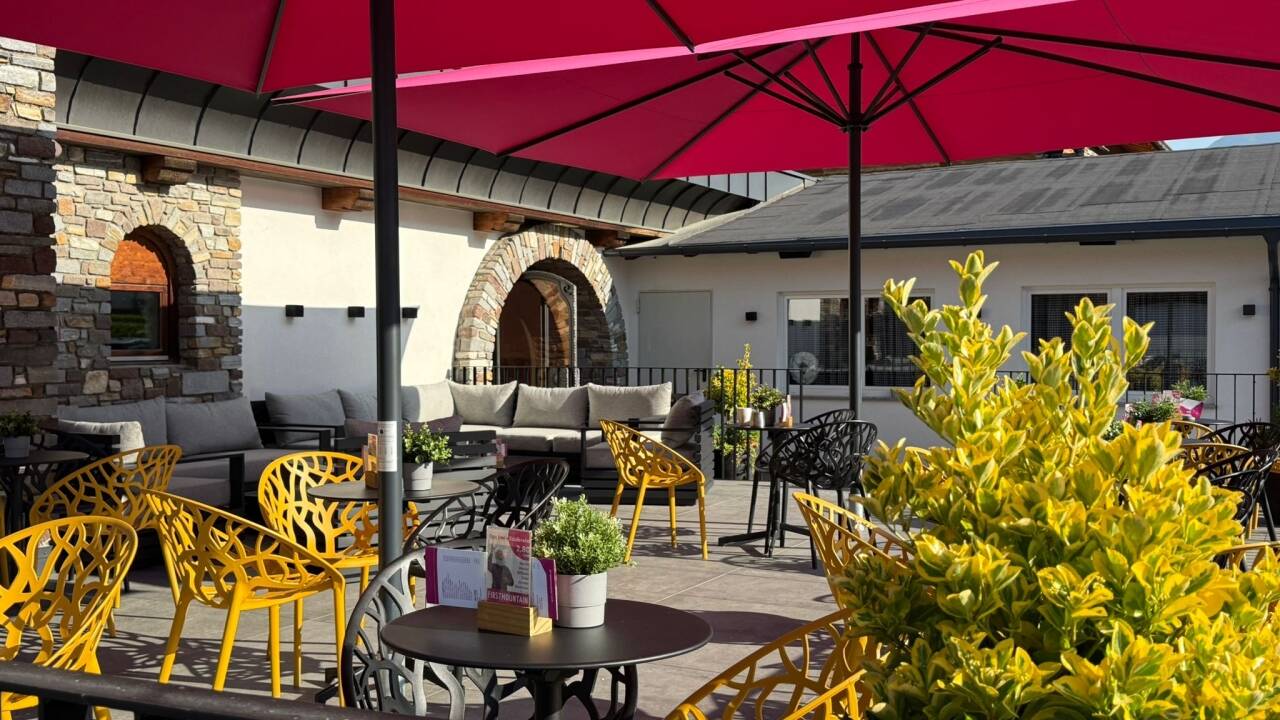 Das Hotel serviert gutes österreichisches Essen, das Sie im Restaurant oder auf der gemütlichen Terrasse genießen können