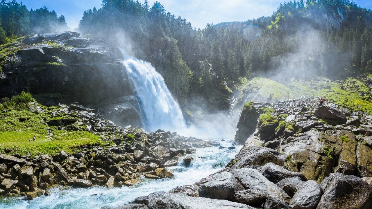 Oplev den brølende torden fra Østrigs højeste vandfald, Krimmler vandfaldene, som har en faldhøjde på hele 380 meter!