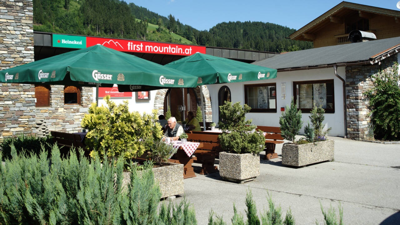 På hotellet serveres god østrigsk mad som enten kan nydes i restauranten eller på den hyggelige terrasse i haven.