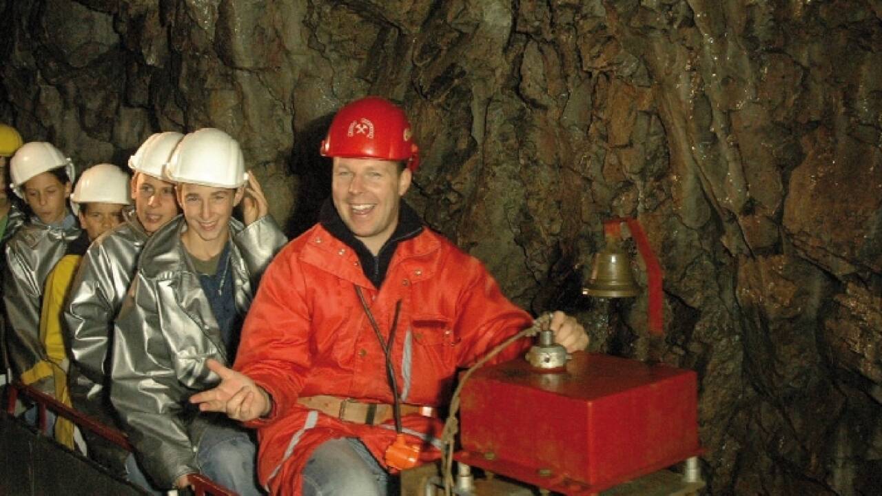 Kom på en unik minevogntur, 800 meter ned i den fascinerende gammeldagse Silberbergwerk-minen.