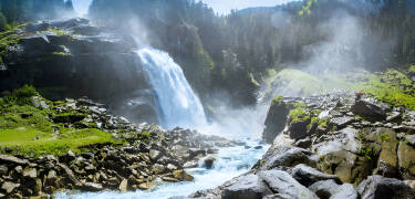 Erleben Sie den Lärm von Österreichs höchstem Wasserfall, dem Krimmler Wasserfall, der 380 m hoch ist!