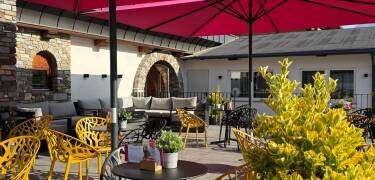 Das Hotel serviert gutes österreichisches Essen, das Sie im Restaurant oder auf der gemütlichen Terrasse genießen können