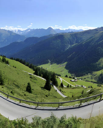 Utforska den otroliga naturen i området. Bila till exempel genom landskapet på den vackra vägen Zillertal Straße.
