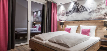 Flere nyetablerede, moderne komfortværelser til et behageligt, afslappende ophold.