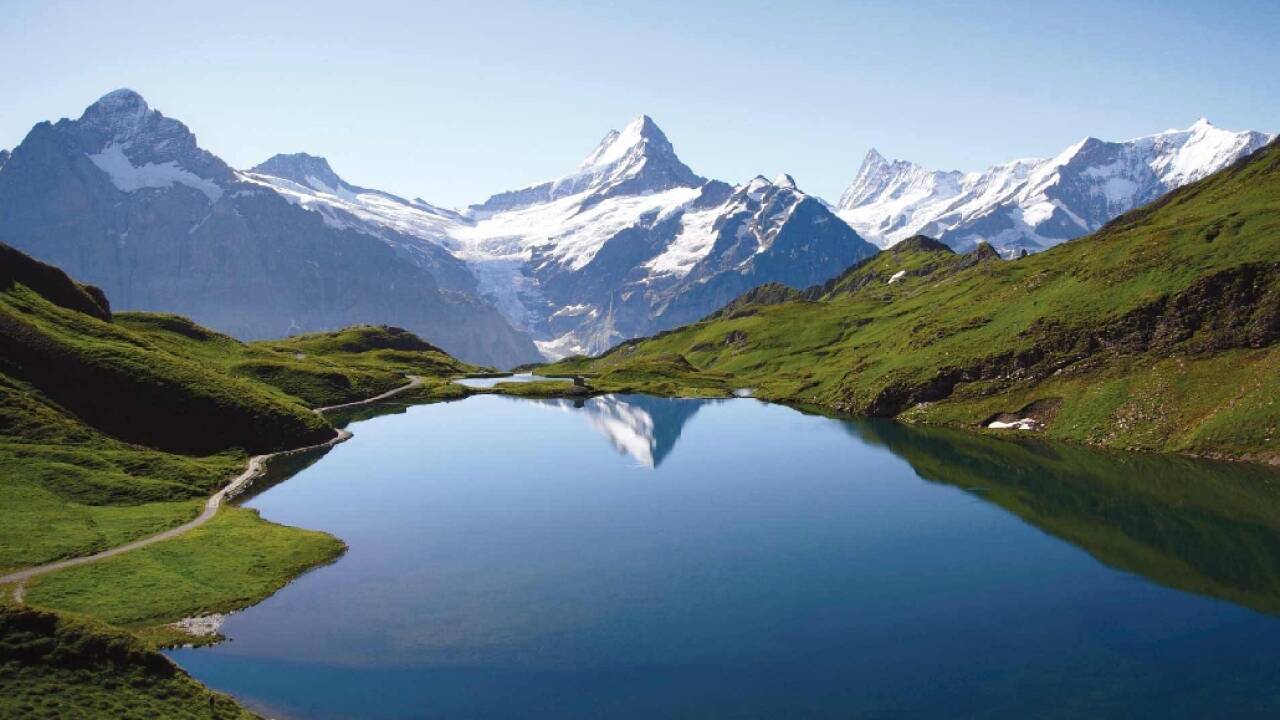 Das First Mountain Hotel genießt eine traumhafte Lage in Gaschurn – Wanderwege und Bergbahnen sind bequem erreichbar.
