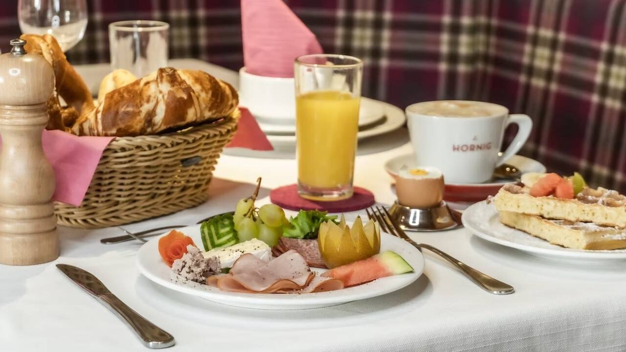 Genießen Sie ein umfangreiches Paket mit Frühstück, Lunchpaket, Nachmittagskaffee und Kuchen sowie täglichem Abendbuffet.