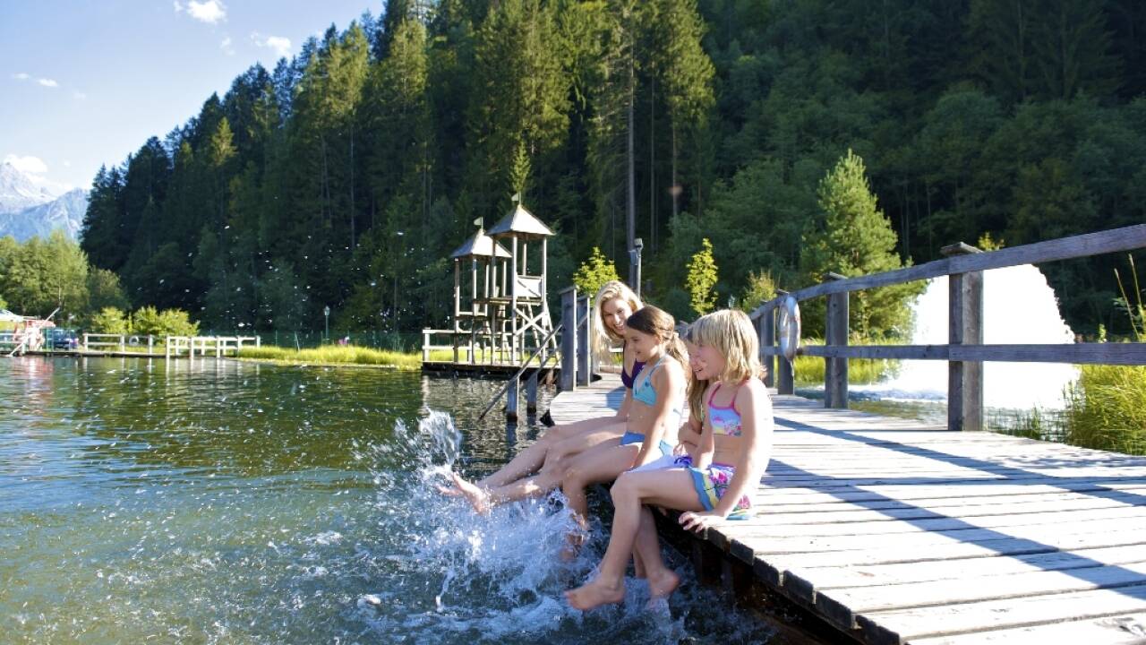 Nur wenige hundert Meter vom Hotel entfernt liegt das herrliche Freibad Mountain Beach – hier genießt die ganze Familie den Sommer.