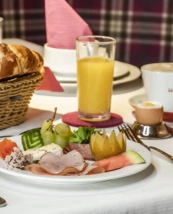 Njut av ett generöst paket med frukost, lunchpaket, eftermiddagskaffe och kaka samt daglig middagsbuffé.