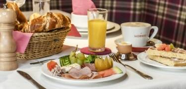 Njut av ett generöst paket med frukost, lunchpaket, eftermiddagskaffe och kaka samt daglig middagsbuffé.