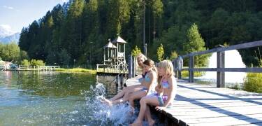 Bare noen hundre meter fra hotellet finner du det flotte friluftsbadet Mountain Beach, hvor hele familien kan kose seg om sommeren.