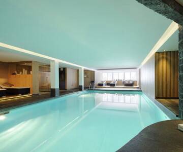 Im First Mountain Hotel entspannen Sie in einem großzügigen Spa-Bereich mit Pool, Saunen und einladenden Ruheoasen.