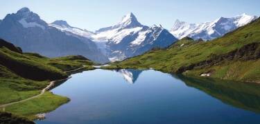 Das First Mountain Hotel genießt eine traumhafte Lage in Gaschurn – Wanderwege und Bergbahnen sind bequem erreichbar.
