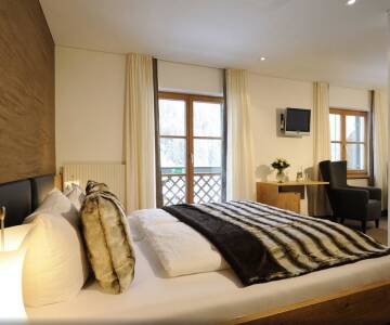 Bo i nyöppnade, moderna rum som är utformade för komfort efter aktiva sommardagar.