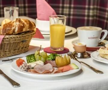 Genießen Sie ein umfangreiches Paket mit Frühstück, Lunchpaket, Nachmittagskaffee und Kuchen sowie täglichem Abendbuffet.