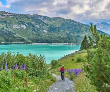 Udforsk Montafon på (el)cykel med naturskønne ruter, der starter tæt på hotellet.