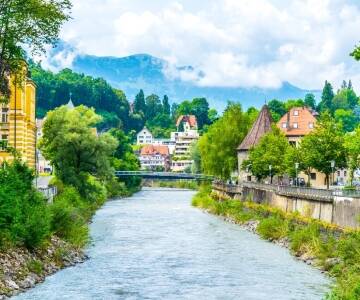 Besuchen Sie die sehenswerte Stadt Feldkirch mit ihrem imposanten Schloss und der liebevoll erhaltenen Altstadt.