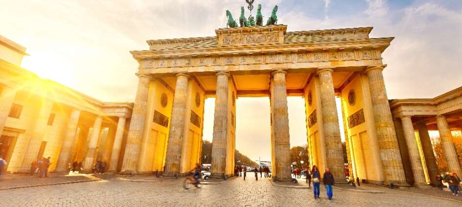 Besuchen Sie das Brandenburger Tor, Wahrzeichen Berlins und nationales Symbol. 