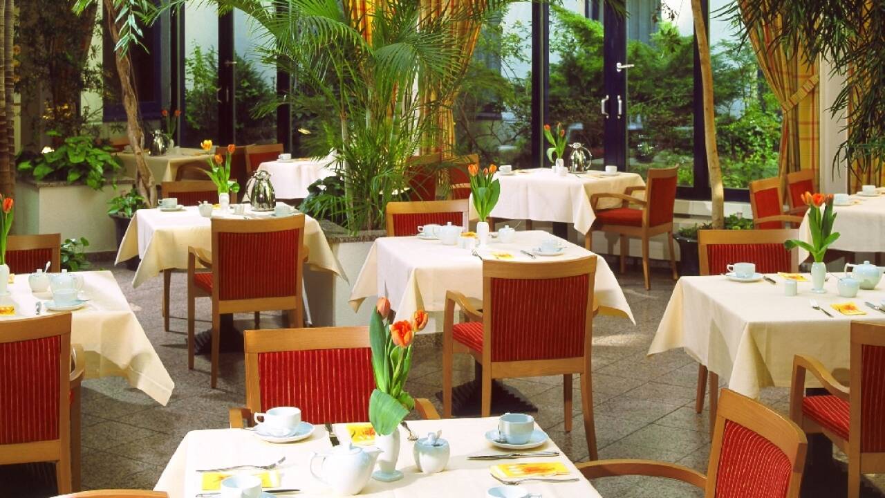 Restauranten serverer en vitaminrig morgenbuffet i den hyggelige restaurant "Le Jardin".
