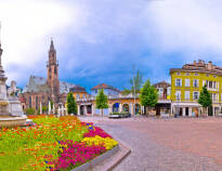 Besøg nogle af de mange charmerende byer i nærheden, og tag f.eks. på shopping- og sightseeingtur i smukke Bolzano.