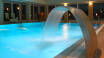 Hotellet har et stort wellnessområde med pool, jacuzzi, sauna og masser af behandlinger, du kan bestille.