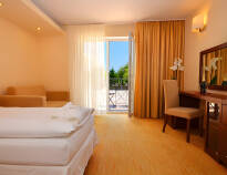 Bo komfortabelt i hotellets værelser, der er perfekte til en afslappende stund efter en lang dag.