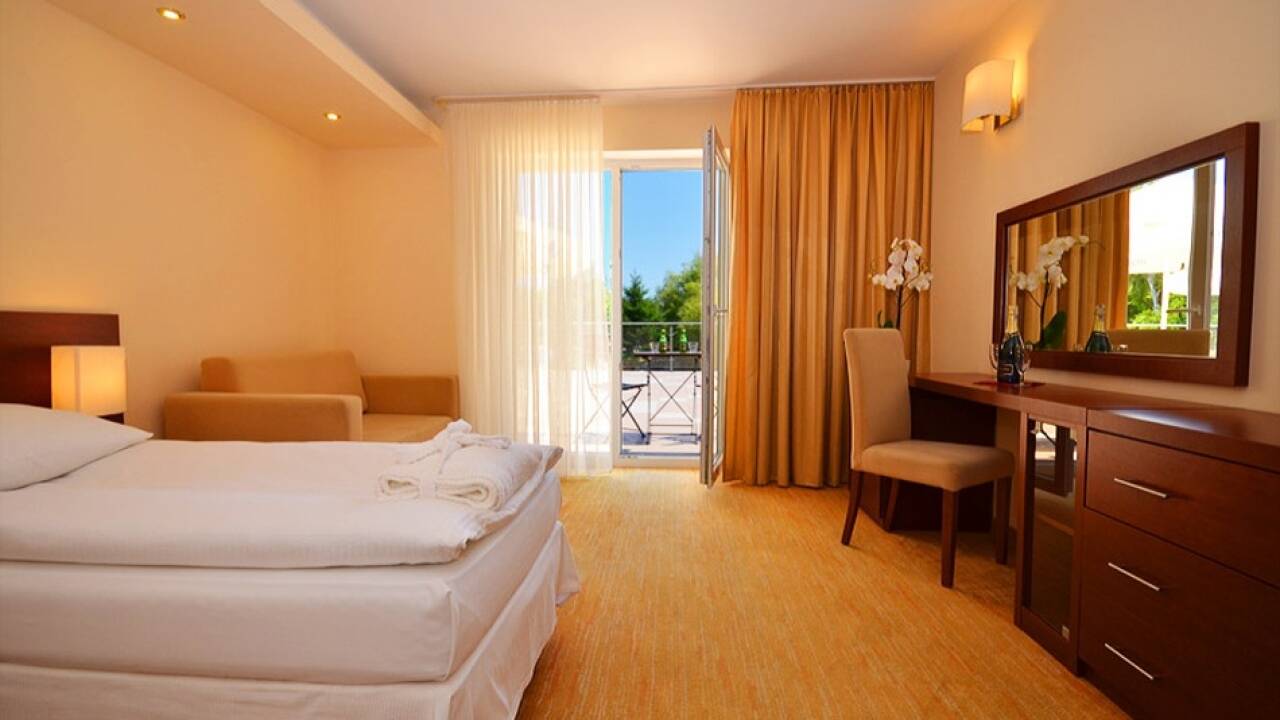 Bo komfortabelt i hotellets værelser, der er perfekte til en afslappende stund efter en lang dag.